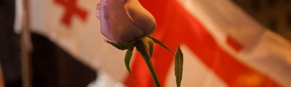 GEORGIA: ROSE IN PIAZZA CONTRO LA PAURA DEI RUSSI